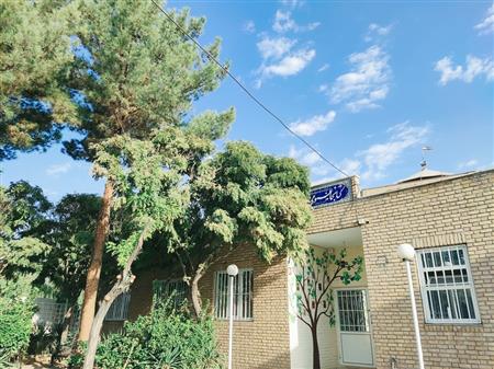 ورودی و فضای سبز کتابخانه